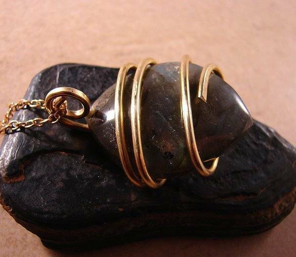 NORTHERN LIGHTS LABRADORITE CRYSTAL PENDANT MERLIN'S GOLD BRONZE 17