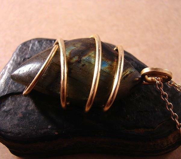 NORTHERN LIGHTS LABRADORITE PENDANT AMULET MERLIN'S GOLD BRONZE 18